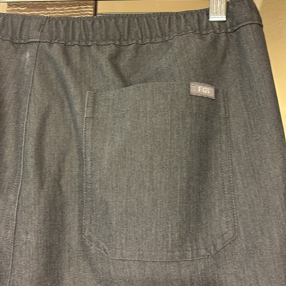 FIGS technical scrub pants grey w forest green drawstring - Picture 7 of 8